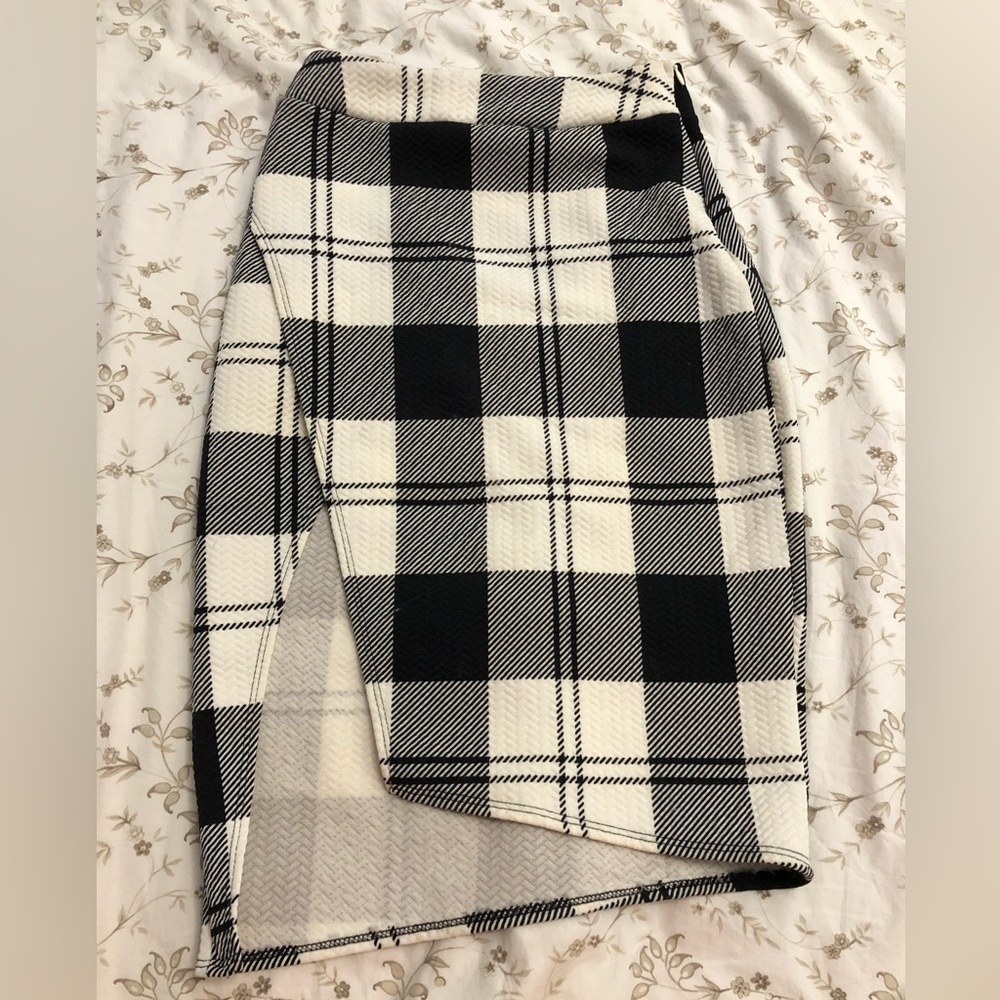 Black and white high-waisted pencil skirt with high slit